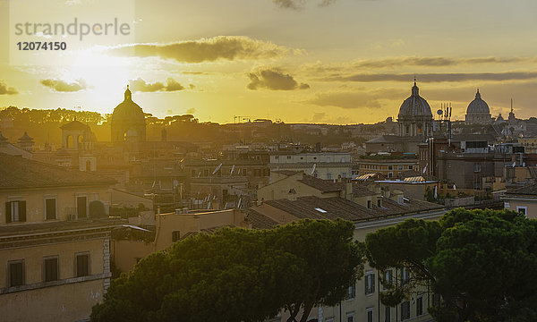 Blick auf die Ewige Stadt bei Sonnenuntergang von der Spitze des Altare della Patria (Monumento Nazionale a Vittorio Emanuele II)  Rom  Latium  Italien  Europa