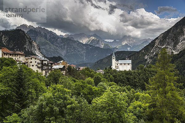 Kirche und Berge im Hintergrund  Valle di Cadore  Provinz Venetien  Dolomiten  Italien  Europa