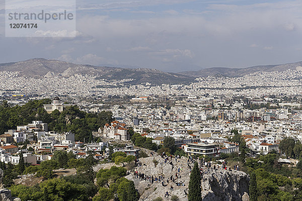 Areopag-Hügel (Mars-Hügel)  Antiker Oberster Gerichtshof  Blick vom Akropolis-Hügel  Athen  Griechenland  Europa