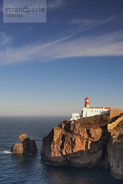 Leuchtturm bei Sonnenaufgang  Cabo de Sao Vicente  Sagres  Algarve  Portugal  Europa