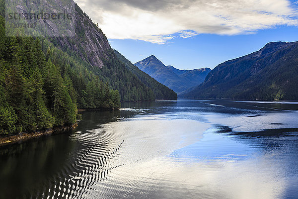 Rudyerd Bay plätschert  schöner Sommertag  Misty Fjords National Monument  Tongass National Forest  Alaska  Vereinigte Staaten von Amerika  Nordamerika