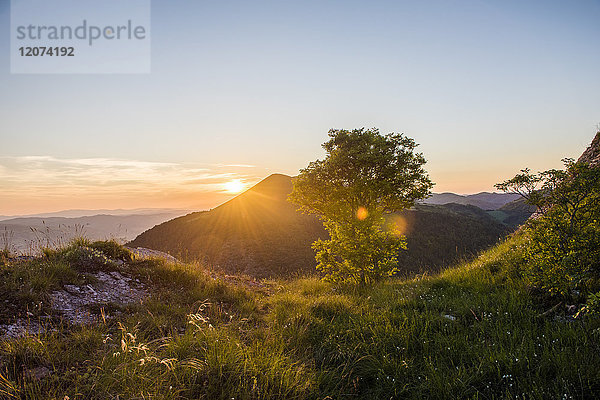 Sonnenuntergang im Frühling  Gubbio  Umbrien  Italien  Europa