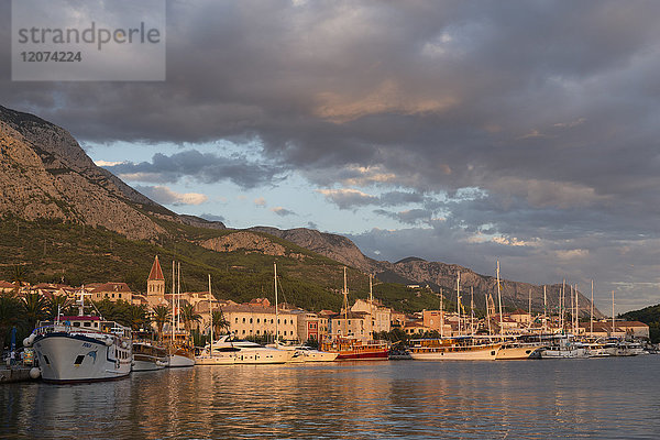 Altstadt mit vielen Häusern im venezianischen Stil und Booten im Hafen  Makarska  Kroatien  Europa