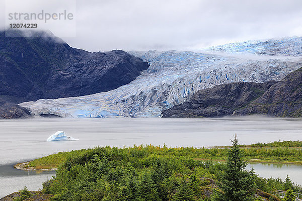 Blauer Eisberg  blaue Eiswand des Mendenhall-Gletschers  Blick von oben  Besucherzentrum  Tongass National Forest  Juneau  Alaska  Vereinigte Staaten von Amerika  Nordamerika