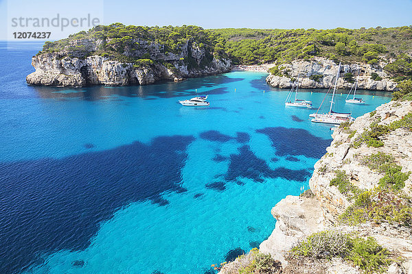 Blick auf Cala Macarelleta und Segelboote  Menorca  Balearische Inseln  Spanien  Mittelmeer  Europa