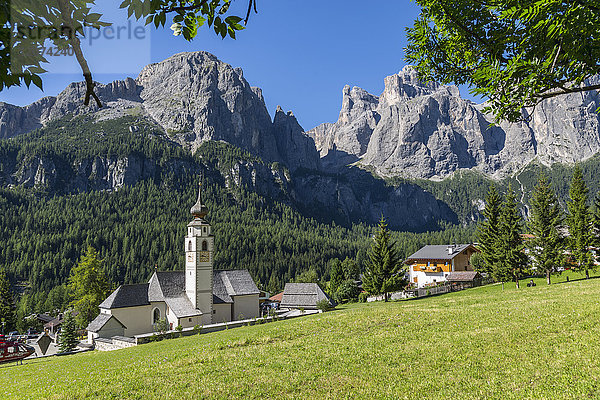 Morgenansicht der Kirche von Colfosco (Calfosch) und der umliegenden Berge  Provinz Belluno  Trient  Dolomiten  Italien  Europa