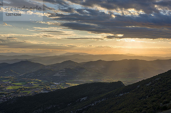 Tal bei Sonnenuntergang im Herbst  Monte Cucco Park  Apennin  Umbrien  Italien  Europa