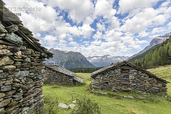 Typische alpine Steinhütten  Entova Alp  Malenco Tal  Provinz Sondrio  Valtellina  Lombardei  Italien  Europa