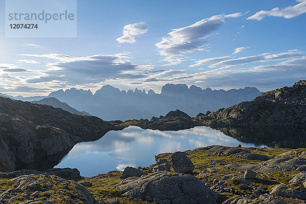 Nerosee und Brenta-Gebirge bei Sonnenaufgang  Rendenatal  Trentino  Italien  Europa