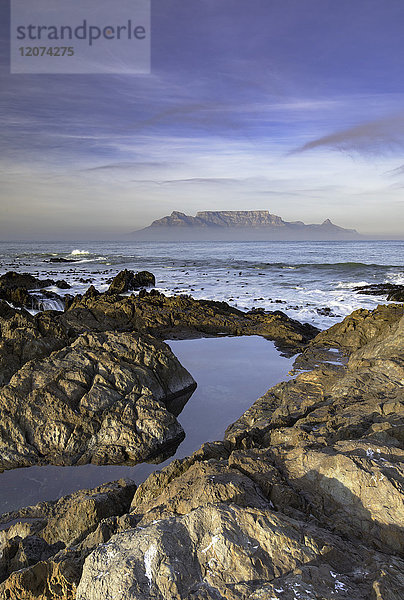Blick auf den Tafelberg vom Bloubergstrand  Kapstadt  Westkap  Südafrika  Afrika