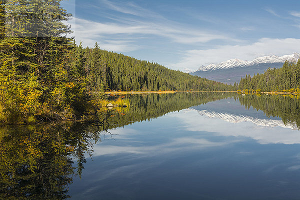 Berge  die sich in einem See entlang des Valley of Five Lakes Trail spiegeln  Jasper National Park  UNESCO-Weltkulturerbe  Alberta  Kanada  Nordamerika