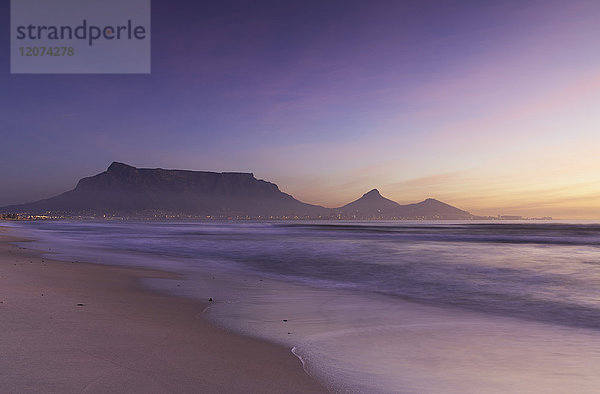 Blick auf den Tafelberg vom Milnerton Beach bei Sonnenuntergang  Kapstadt  Westkap  Südafrika  Afrika