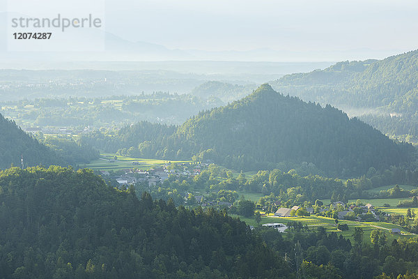 Berge im Nebel bei Sonnenaufgang  Bled  Slowenien  Europa