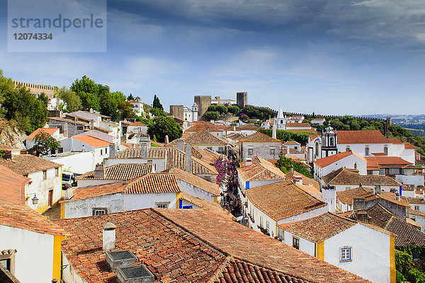 Straßen und Burg im mittelalterlichen Dorf Obidos in der Region Centro in Portugal  Portugal  Europa