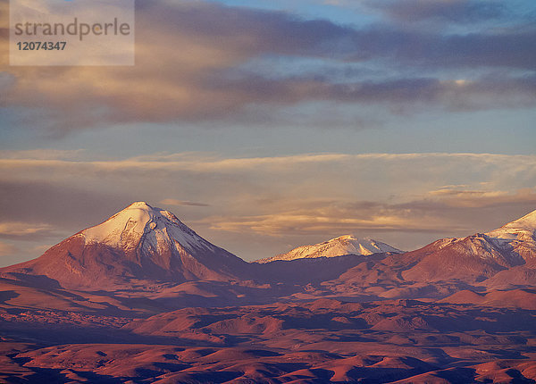 Blick über die Atacamawüste in Richtung Cerro Colorado  San Pedro de Atacama  Region Antofagasta  Chile  Südamerika