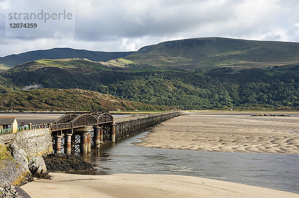 Barmouth-Brücke (Viadukt)  größtenteils Holzkonstruktion  an der Cambrian Coast Railway über den Fluss Mawddach  Cardigan Bay  Gwynedd  Wales  Vereinigtes Königreich  Europa