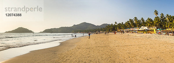Palolem Beach bei Sonnenuntergang  Goa  Indien  Asien