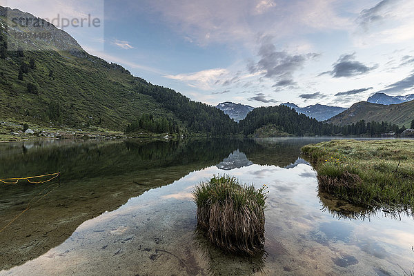 Sonnenaufgang am Cavloc-See  Malojapass  Bergell  Engadin  Kanton Graubünden  Schweiz  Europa