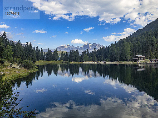 Spiegelungen  Nambino-See und Brenta-Gebirge  Rendena-Tal  Trentino  Italien  Europa