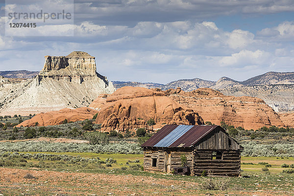 Roter Sandstein und alte Hütte außerhalb des Kodachrome Basin State Park  Utah  Vereinigte Staaten von Amerika  Nordamerika