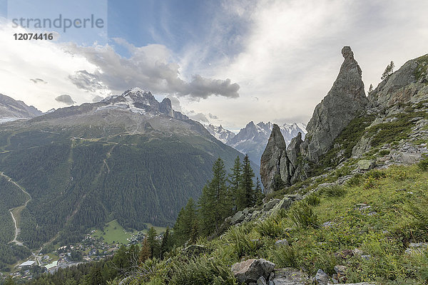 Aiguille du Dru und Aiguille Verte von Aiguillette D'Argentiere aus gesehen auf dem Weg zum Lacs De Cheserys  Haute Savoie  Französische Alpen  Frankreich  Europa