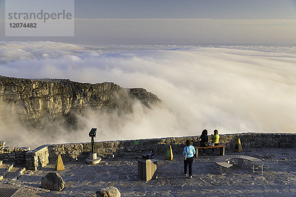 Menschen auf dem Gipfel des Tafelbergs  Kapstadt  Westkap  Südafrika  Afrika