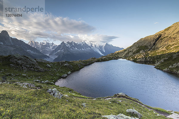 Sonnenaufgang auf den schneebedeckten Gipfeln des Mont-Blanc-Massivs vom Lacs De Cheserys aus gesehen  Chamonix  Haute Savoie  Französische Alpen  Frankreich  Europa