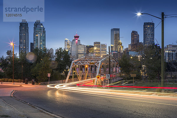 Auto Spur Lichter durch Macdonal Avenue Brücke und Downtown Skyline in der Abenddämmerung  Calgary  Alberta  Kanada  Nordamerika