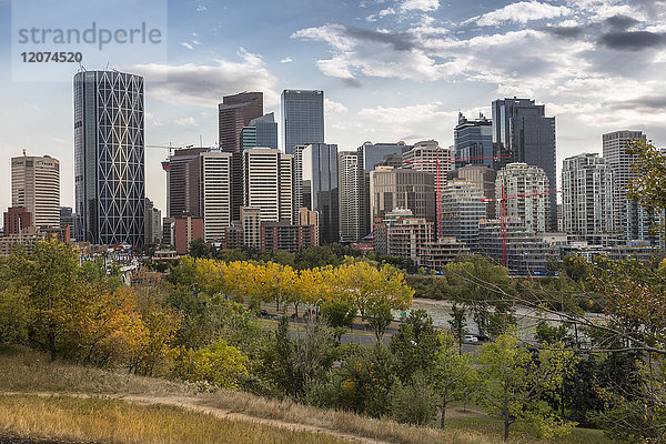 Blick auf den Bow River und das Stadtzentrum vom Sunnyside Bank Park  Calgary  Alberta  Kanada  Nordamerika