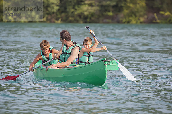 Familie beim Üben im Kanu  Esparron-See  Esparron de Verdon  Alpes de Haute Provence  Frankreich  Europa