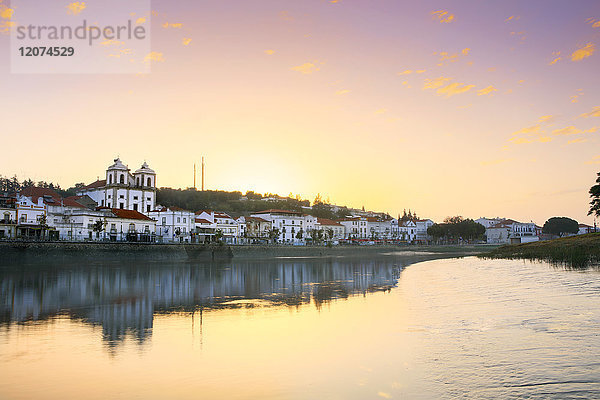 Alcacer do Sal und der Fluss Sado  Alentejo  Portugal  Europa