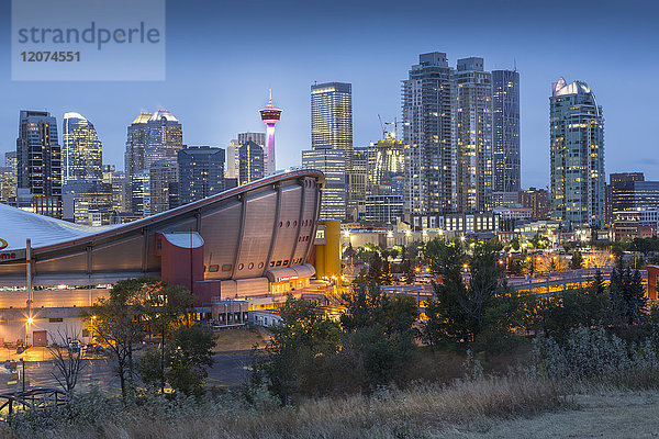 Blick auf den Saddledome und die Skyline der Innenstadt vom Scottsman Hill in der Abenddämmerung  Calgary  Alberta  Kanada  Nordamerika