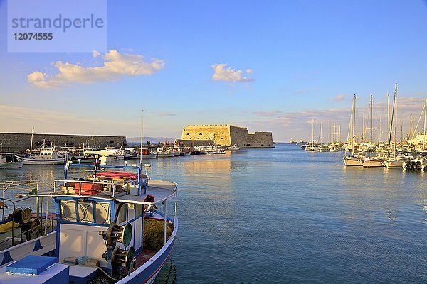 Der von Booten gesäumte venezianische Hafen und die Festung  Heraklion  Kreta  Griechische Inseln  Griechenland  Europa