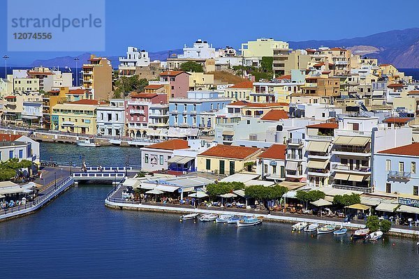 Hafen von Agios Nikolaos aus einem erhöhten Blickwinkel  Agios Nikolaos  Kreta  Griechische Inseln  Griechenland  Europa