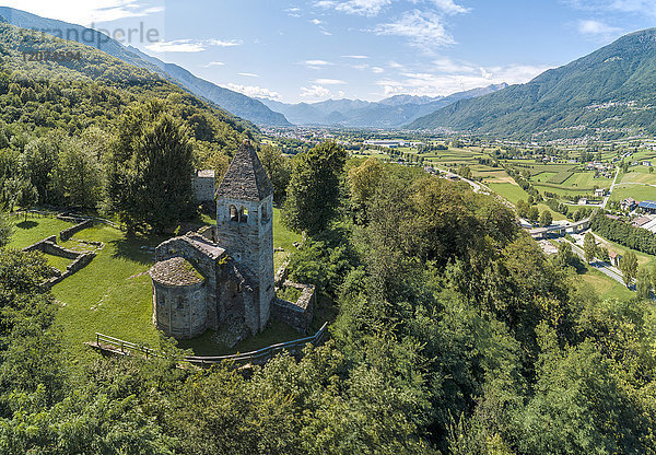 Panorama der mittelalterlichen Abtei San Pietro in Vallate von der Drohne aus  Piagno  Provinz Sondrio  Untere Valtellina  Lombardei  Italien  Europa