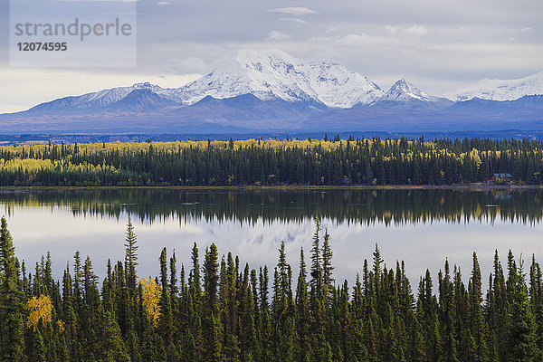 Landschaft des Wrangell-St. Elias-Nationalparks vom Willow Lake aus  UNESCO-Welterbe  Alaska  Vereinigte Staaten von Amerika  Nordamerika