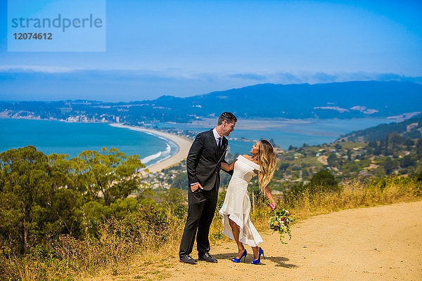 Paar im Verlobungskleid  Marin  Kalifornien  Vereinigte Staaten von Amerika  Nordamerika