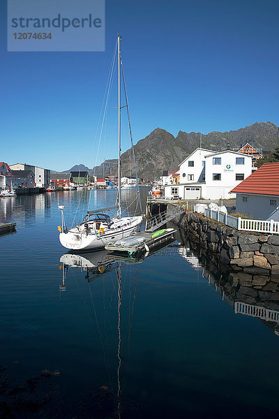 Blick auf den Hafen von Henningsvaer  Lofoten  Nordland  Norwegen  Skandinavien  Europa