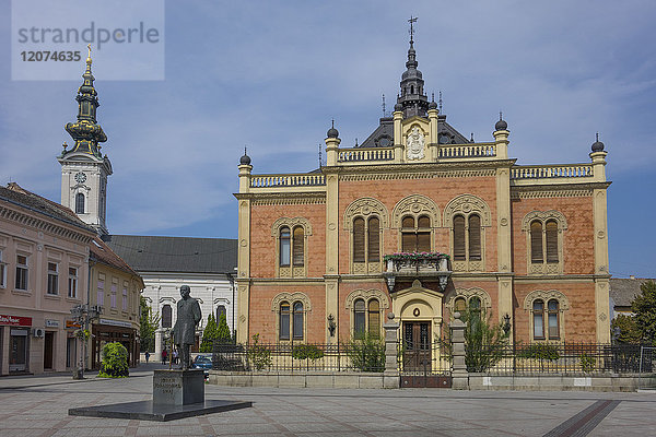 Bischofspalast  Zmaj-Statue und orthodoxe Kathedrale  Novi Sad  Vojvodina  Serbien  Europa