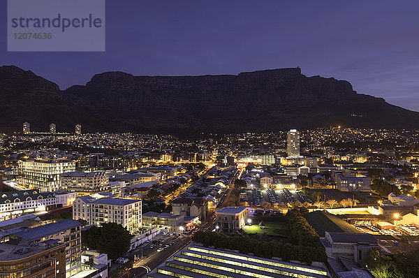 Blick auf den Tafelberg in der Abenddämmerung  Kapstadt  Westkap  Südafrika  Afrika