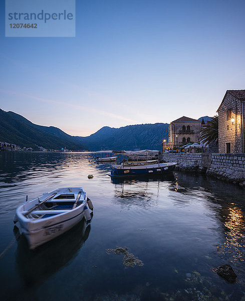 Perast in der Dämmerung  Bucht von Kotor  UNESCO-Weltkulturerbe  Montenegro  Europa