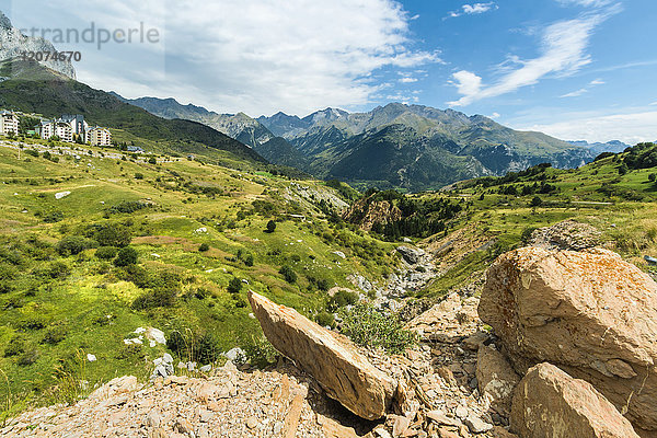 Rio Gallego und das dahinter liegende Tena-Tal  unterhalb des Skigebiets Formigal  Formigal  Sallent de Gallego  Provinz Huesca  Pyrenäen  Spanien  Europa