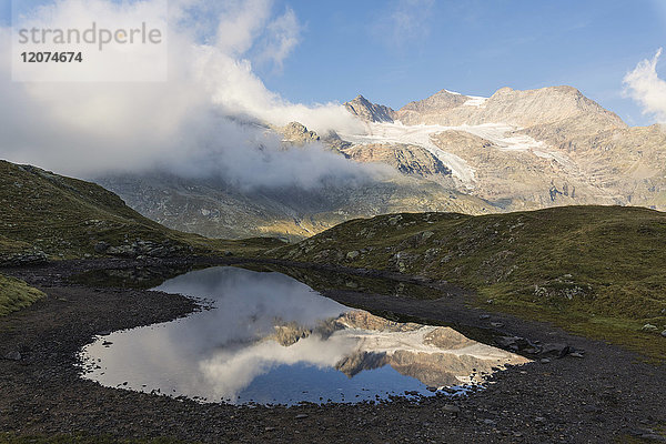 Piz Arlas  Cambrena  Caral spiegelt sich im Wasser  Bernina Pass  Poschiavo Tal  Engadin  Kanton Graubünden  Schweiz  Europa