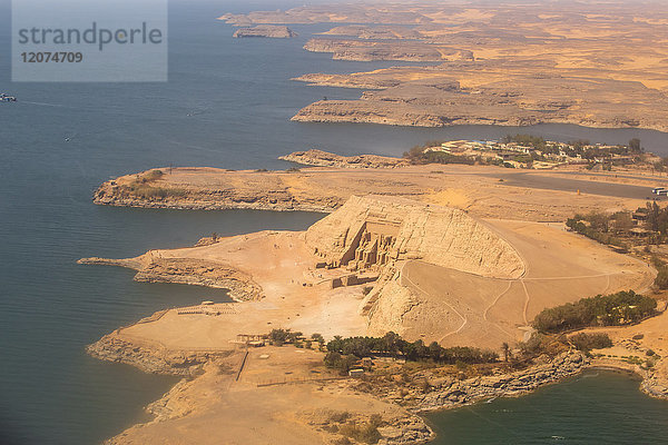 Luftaufnahme von Abu Simbel  UNESCO-Weltkulturerbe  und dem Nassersee  Ägypten  Nordafrika  Afrika