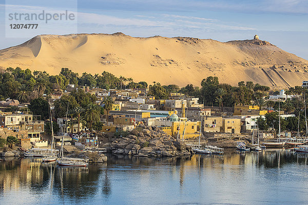 Blick auf den Nil und das nubische Dorf auf der Insel Elephantine  Assuan  Oberägypten  Ägypten  Nordafrika  Afrika