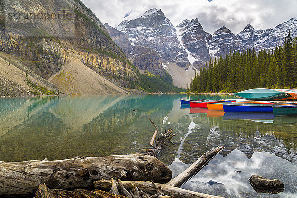 Ruhige Umgebung mit Ruderbooten auf dem Moraine Lake  Banff National Park  UNESCO-Weltkulturerbe  Kanadische Rockies  Alberta  Kanada  Nordamerika