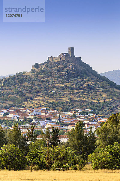 Schloss Alconchel bei Badajoz in der spanischen Extremadura  Spanien  Europa