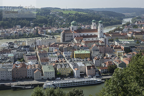 Luftaufnahme von Passau  mit der Donau im Vordergrund und dem Inn in der Ferne  Niederbayern  Deutschland  Europa