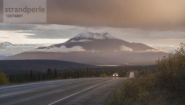 Fahrt durch die Glacier Mountains entlang des Alaska Highway 1  Alaska  Vereinigte Staaten von Amerika  Nordamerika