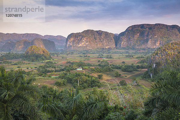 Blick auf das Vinales-Tal  UNESCO-Welterbe  Vinales  Provinz Pinar del Rio  Kuba  Westindien  Karibik  Mittelamerika